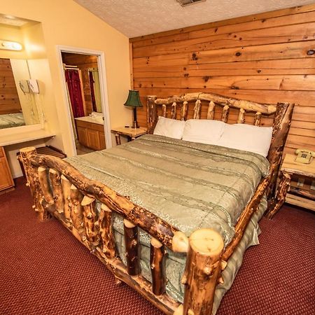 Cabin Close To Parkway Rd With River View Пиджен Фордж Екстериор снимка
