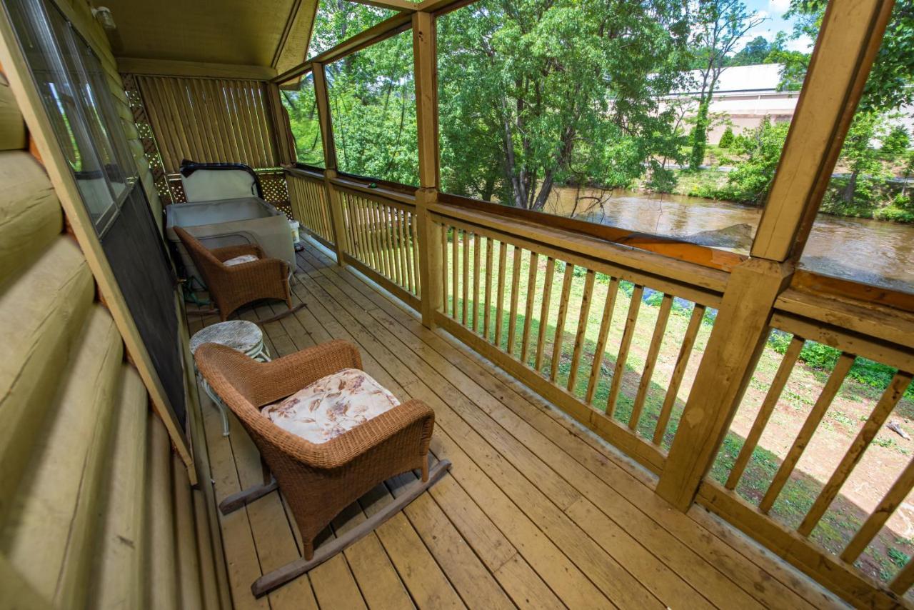 Cabin Close To Parkway Rd With River View Пиджен Фордж Екстериор снимка